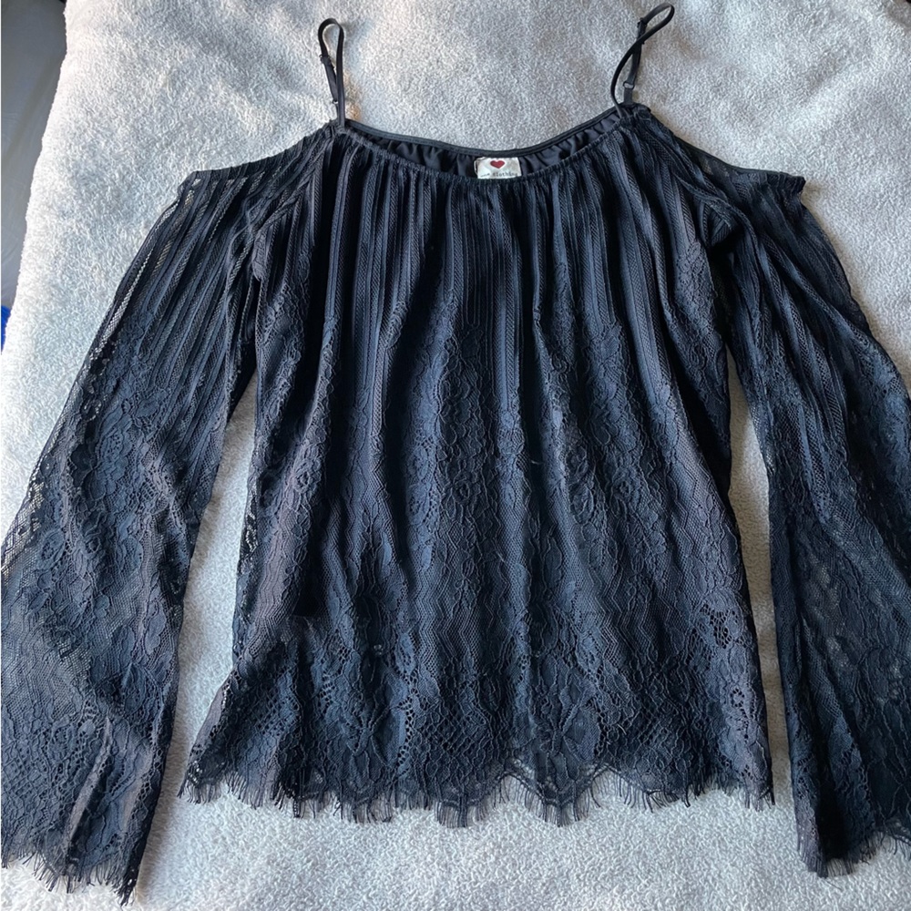 Cold shoulder lace top - sz L